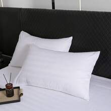 三件套床上用品，缎面条纹设计，优雅纯色，110克高密度，100%超细纤维，柔软舒适，适用于卧室、宿舍、酒店，可机洗，包含（被套*1，枕套*2），不包含（被芯，枕芯）。 - 白色 - 查看 6