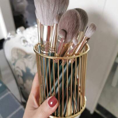 1pc Vertical Striped Makeup Brush Holder, Metal Iron Pen Cup, Desktop Organizer Basket, Eyebrow Pencil & Cosmetic Brush Storage Bucket, Multi-Functional Pen Holder, Home Makeup Tool Storage Cylinder, Gold Pen Cup, Suitable For Bedroom, Bathroom, Vanity