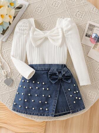 Moderiktigt och avslappnat set för unga flickor, fyrkantig halsringning med rosett och puffärm + jeanskort med rosettnitar