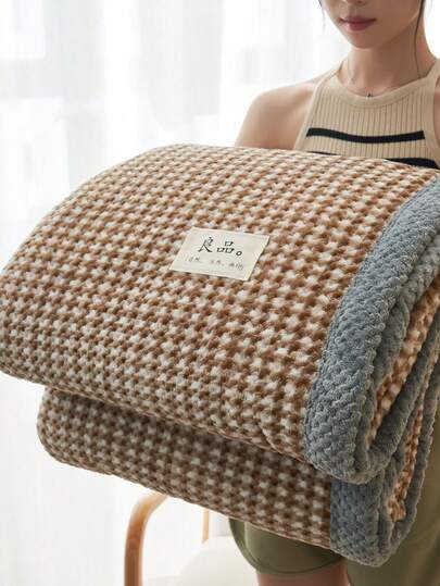 1件格子提花饰边天鹅绒保暖厚毯，柔软亲肤，多种尺寸和用途，适用于办公室、客厅、卧室