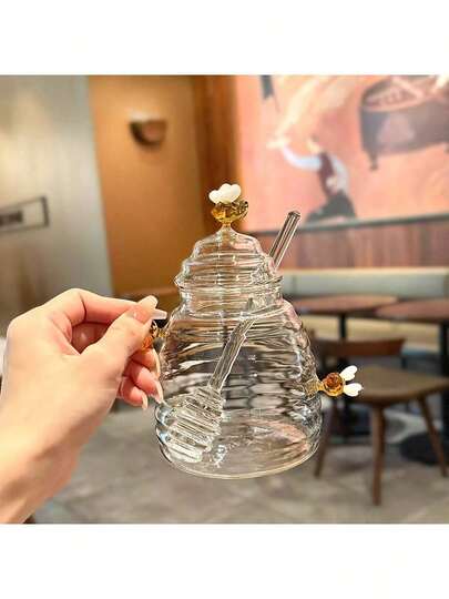 1pc Elegant Bee Themed Honey Pot With Integrated Spoon - High Borosilicate Glass Container, Airtight Lid - Heat & Impact Resistant, Suitable For Kitchen, Pantry, Dining Table - Bee Decor - Bee Themed Decor - Bee Themed Kitchen Decor, Pantry Organization, Floral Pattern, Premium Kitchenware, Syrup Dispenser, Ideal Gift For Cooking Enthusiasts