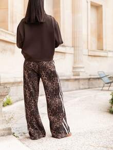 1 pezzo Pantaloni casual larghi con stampa leopardata in poliestere, vita con coulisse e tasche, taglie comode, adatti per appuntamenti serali, vacanze, scuola, vacanze, casa, feste singole, festival di musica country, aeroporto, sport e fitness, primavera/estate/autunno, pantaloni marroni dritti e larghi, stile casual sportivo americano, stile europeo, stile semplice da strada, stile college, Ringraziamento, Ognissanti, Vigilia di Natale, Natale, Boxing Day, Cyber Monday - Stampa leopardata - Visualizzare 8