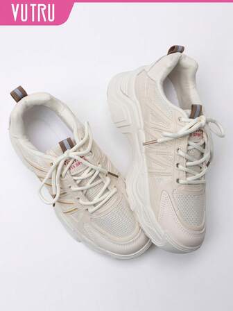 VUTRU Damskor i mesh, lätta vita löparskor med tjock sula för vardagsbruk