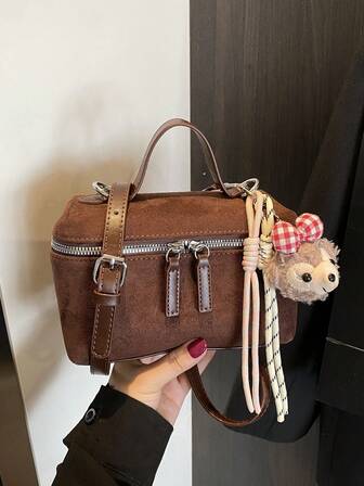 优雅复古女士仿麂皮斜挎包，多功能通勤单肩包，高端方正造型，可调节肩带，拉链封口，适合工作、度假、购物和派对等场合。