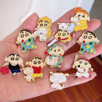 9款，随机发货1件。蜡笔小新胸针，卡通蜡笔小新及动漫周边金属徽章，日系可爱饰品，男女皆宜，可作别针佩戴。