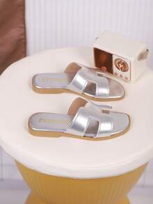 1 par de chanclas de moda casual de PU para niños, adecuadas para el verano