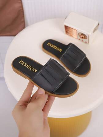 Children's Fashionable Slippers For Outdoor Use In Summer, Square-Toed Flat Shoes, Sandals, New Style Girls' Shoes, Highly Attractive Beach Shoes