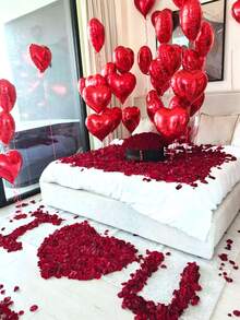 Conjunto de 1020 balões metalizados vermelhos em formato de coração, com 45 cm de diâmetro, e pétalas de rosas vermelhas. Ideal para decoração de casamentos, noivados, aniversários, Dia dos Namorados e festas de aniversário. - Vermelho - Ver 2