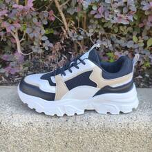 2025年流行厚底运动鞋，网红风，厚底，轻便，软底，高端运动鞋