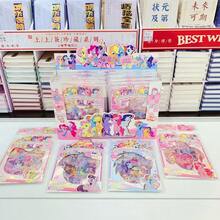 一套1张卡通小马宝莉PVC贴纸（随机发货），派对礼品、DIY手工、房间装饰 | 主题贴纸 | 塑料贴纸，派对装饰 | 设计精美，无需电源，是节日礼物、生日礼物、派对礼品、圣诞节、复活节、感恩节、毕业典礼的完美之选 - 彩色 - 查看 2