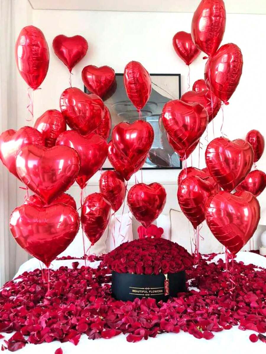 Conjunto de 1020 balões metalizados vermelhos em formato de coração, com 45 cm de diâmetro, e pétalas de rosas vermelhas. Ideal para decoração de casamentos, noivados, aniversários, Dia dos Namorados e festas de aniversário. - Vermelho - Ver 1