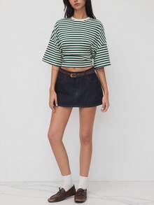 Camiseta feminina listrada com ombros caídos, gola redonda, manga média e cintura com cordão. - Verde - Ver 7