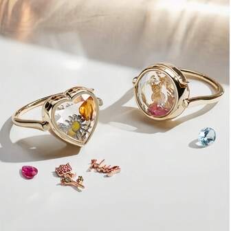 1pcINS 是一款时尚的 DIY 镂空透明心形圆形戒指盒，可开合。它可搭配各种饰品，例如猫、狗、企鹅、鲜花等等。采用 18K 电镀工艺，展现女性魅力，适合情人节、节日以及日常休闲佩戴。女士珠宝。