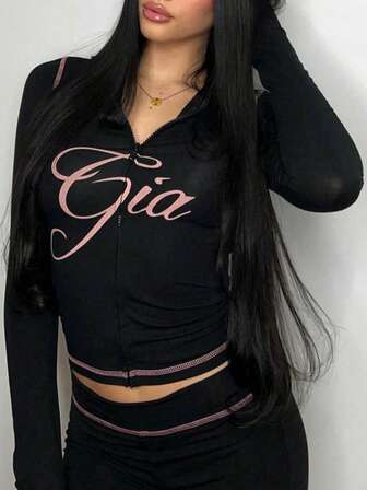 女士慢跑运动外出两件套，包括短裤套装、长袖连体衣和印花上衣