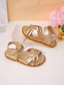 一双女童金色交叉绑带凉鞋，金属质感，人造革材质，露趾设计，低帮，魔术贴搭扣，平底，甜美公主风凉鞋，夏季演出鞋，日常上学鞋 - 金色 - 查看 4