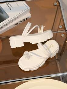 1双白色儿童/女童厚底凉鞋，白色PU鞋带，饰有水钻和珍珠蝴蝶图案，套脚圆头防滑时尚可爱沙滩厚底增高凉鞋，适合3-15岁女孩，室内/室外日常休闲沙滩街头聚会，春夏新款 - 白色 - 查看 7