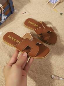 1双真皮幼儿/小女孩平底凉鞋，简约可调节绑带圆头时尚优雅可爱罗马凉鞋，适合6-17岁女孩日常休闲度假沙滩穿着，2026春夏款 - 棕色 - 查看 3