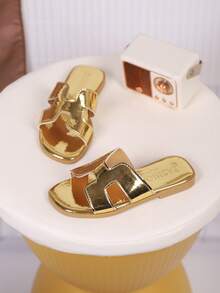 1双儿童PU休闲时尚拖鞋，适合夏季穿着