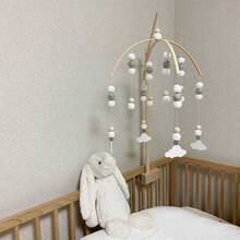 Cuna de mano hecha a mano neutra tejida, conóvil de bola de fieltro, decorada con nubes y hojas de madera.para niños y niñas, perfecta para colocar en la cuna de la habitación de guardería y decoración de guarderías.Cuando se instale, verá cómo crea una atmósfera calmada y encantadora para los pequeños. - A - Ver 2