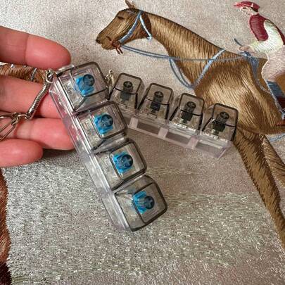 1 pieza Llavero antiestrés, Llavero con tapa de teclado de moda - Accesorio de escritorio novedoso, Alivio del estrés, Hecho de PVC/Acrílico/Metal, Con cuentas y adorno de perlas falsas, Mosquetón, Adecuado para colgar en bolsos y mochilas