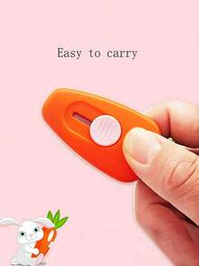 可爱胡萝卜刀钥匙扣，可伸缩迷你实用刀，创意胡萝卜造型，可挂在背包、手提包、汽车钥匙扣上，日常使用也十分方便，适合打开快递包裹、信封、纸箱和礼品盒，学生不锈钢挂件，网红时尚配饰