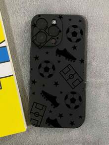 Funda para iPhone con temática futbolística apta para iPhone 16E, 15, 14, 13, 12 y 11/X/XR/XS MAX, MINI, Pro, PLUS y Pro MAX. Compatible con Samsung S24 Ultra/S23 FE/S22 Plus/S21/S20/A55/A54/A35/A34/A32/A25/A24 y otros modelos. Fabricada con material TPU, esta funda protectora ofrece absorción de impactos, resistencia a caídas y protección contra manchas, lo que la convierte en una opción esencial para uso personal o para regalar. Perfecta para San Valentín, Halloween, Navidad, Año Nuevo y todas las ocasiones festivas. - Negro - Ver 3