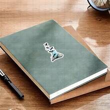 3-Zoll "Tauchen Sie ein in Ihre Fantasie mit 'Buch und Vögel' Vinyl Aufkleber - perfekt für Buchliebhaber, Träumer und Naturbegeisterte; ideal für Laptops, Tagebücher und Lesezeichen; eine vintage Ergänzung für künstlerische, inspirierende und naturthematische Aufkleber-Sammlungen; großartig für Bibliotheken, Cafés und Arbeitsbereiche"