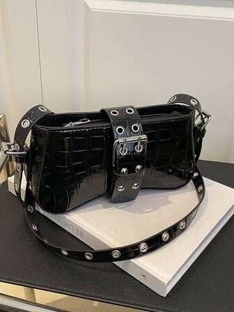 2025新款女士腋下包，欧美复古铆钉机车包，褶皱细节新月形纯色单肩斜挎包