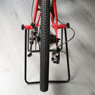 Soporte de reparación de bicicleta práctico como regalo, estante de estacionamiento vertical para bicicleta de montaña, sorpresa perfecta para ciclistas en estas vacaciones navideñas. Soporte de bicicleta ahorrador de espacio, estante de estacionamiento vertical y soporte de reparación, organizador de garaje