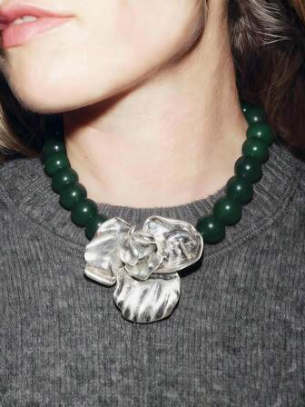 1 件锌合金花朵吊坠，ZAA 复古轻奢个性化夸张亚克力珠项链，复古立体合金花朵不对称设计，适合女性日常佩戴