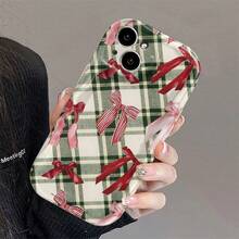 Una carcasa para teléfonos navideños con anillo de Navidad en cuadros verdes y un marco ondulado blanco puro para iPhone 17, 16E, 16, 15, 14, 13, 12, 11, 8, 7 Pro/Pro Max/Plus/Xs/Xr/Xs MAX y muchos más. Proporciona protección de lente y es un buen regalo. - Mezcla de color 1 - Ver 6