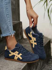 1双女士新款时尚舒适休闲运动鞋，系带款百搭平底鞋