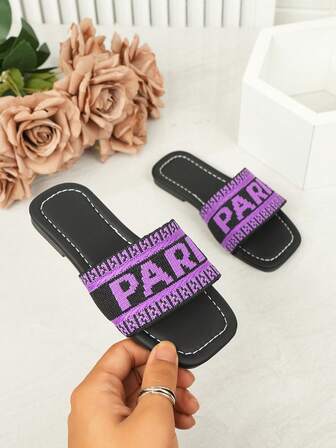 A Pair Of Cute Slippers, Comfortable And Breathable, With A Non Slip Bottom, Fashionable And Versatile, Suitable For All Seasons Indoor Home And Outdoor Walking