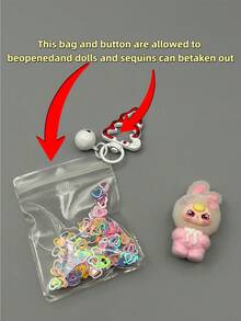 1个最新款KEYCEO兔子玩偶系列PVC青少年木制玩偶，配有精致的圣诞树钥匙扣和透明保护袋，饰有可爱亮片，轻巧便携，是理想的限量版新年礼物。