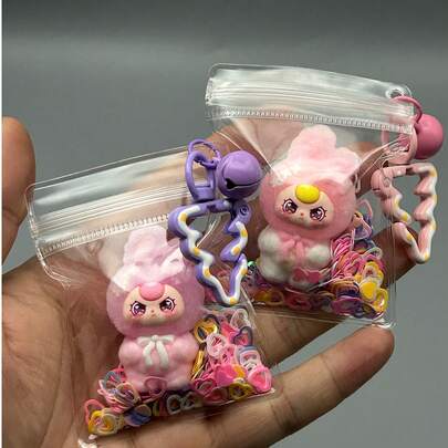 1个最新款KEYCEO兔子摆件系列PVC装饰模型玩偶，精致的圣诞树造型钥匙扣，带闪光和透明保护袋，轻巧便携，是新年限量版礼物、感恩节礼物、圣诞节礼物和其他节日礼物的理想之选，适合派对、嘉年华、家庭聚会等场合。