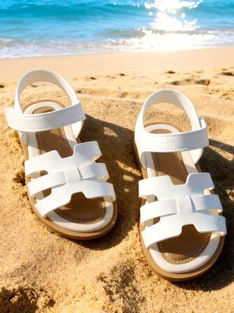 女童白色夏季平底凉鞋，专为女孩设计！采用柔软舒适的白色皮革。这款时尚的白色凉鞋为活泼的女孩提供全天候的舒适穿着体验。经典的设计可与任何服饰搭配。可调节鞋带，打造专属贴合感。经久耐穿，易于穿脱。适合海滩、派对、野餐等各种场合。夏季衣橱必备单品！