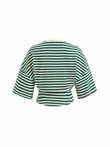 Camiseta feminina listrada com ombros caídos, gola redonda, manga média e cintura com cordão. - Verde - Ver 5