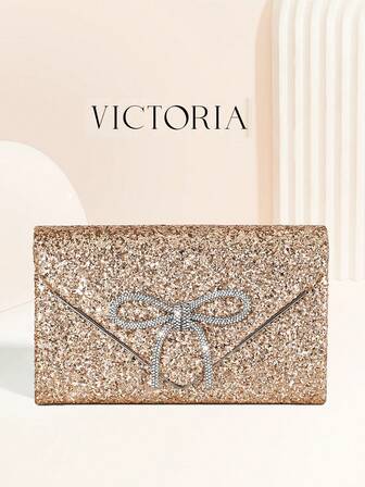 闪亮链条折叠褶皱方形包，饰有水钻蝴蝶结，适合婚礼、晚宴、派对等场合，是派对、婚礼、舞会、晚宴/宴会的完美之选。可与女士舞会礼服、舞会配饰、亮片连衣裙、闪亮连衣裙、优雅连衣裙等完美搭配。这款优雅的舞会包与新娘派对的装扮也十分相配。