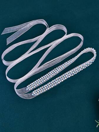 En elegant och glamorös brudklänning med brudbälte. Det ljusblå handgjorda klänningsbältet är utsmyckat med lyxiga, glittrande strass och fuskpärlor, perfekt för fester, bröllop, firanden, presenter och jul.