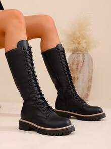 Giày bốt buộc dây mũi tròn thời trang mới màu đen dành cho nữ, đế dày chống trượt, họa tiết chắp vá hai màu, thiết kế khóa kéo bên hông, phù hợp mặc ngoài trời thường ngày vào mùa xuân và mùa thu, mặt trên bằng da tổng hợp, màu trơn tối giản, phong cách phương Tây, giày bốt cổ điển cao đến giữa bắp chân, đa năng thường ngày - màu đen - Xem 2