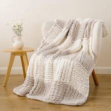 Battilo Beige Chunky Knit Throw Blanket, Soft And Thick Chenille Throw Blanket, 50x60 Handmade Knit Crochet Blanket, Cozy Knot Knitted Throw Blankets Couch Home Decor, Taupe - 米色和白色 - 查看 1