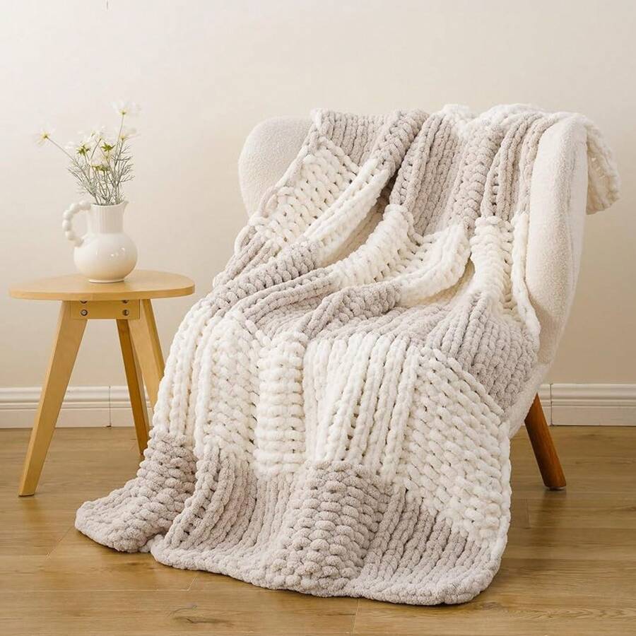 Battilo Beige Chunky Knit Throw Blanket, Soft And Thick Chenille Throw Blanket, 50x60 Handmade Knit Crochet Blanket, Cozy Knot Knitted Throw Blankets Couch Home Decor, Taupe - 米色和白色 - 查看 1