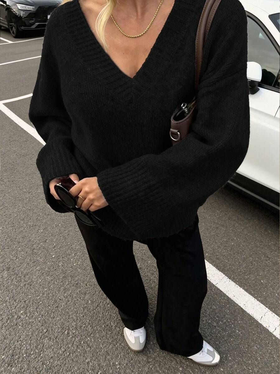 女士V领黑色长袖针织衫，时尚简约宽松版型，优雅休闲，适合日常通勤，是女士春季时尚的理想之选。 - 黑色 - 查看 1