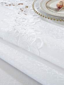 1件100%涤纶提花缎面圆形桌布,配水溶性蕾丝花边,优雅简约的欧式风格,质感高级,适用于方形、圆形餐桌、厨房圆形餐桌、会议桌、书桌、咖啡桌、梳妆台、餐垫、家居装饰、桌旗,也适用于客厅、卧室、庭院、室内/室外家具、露营、别墅、节日、聚会、橱柜、家庭聚会、节日装饰、派对、婚礼等各种场合,四季皆宜,多种尺寸可选 - 白色 - 查看 9