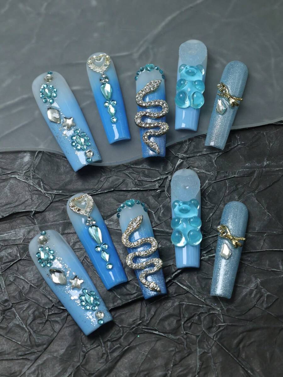 CrystalHola Unhas de Natal, 10 Unhas Postiças Artesanais, Unhas com Ponta Francesa, Unhas Longas Azuis com Pedras Preciosas Artificiais e Ursos de Desenho Animado, Unhas Postiças, Unhas Luxuosas e Fofas, Estilo Y2K, Unhas Postiças de Acrílico, Adequadas para Festivais de Música, Festas e Uso Diário, Outono e Inverno, Um Ótimo Presente para Meninas e Mulheres, Unhas de Ano Novo. - Multicolorido - Ver 1