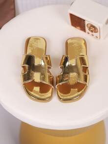 1双儿童PU休闲时尚拖鞋，适合夏季穿着