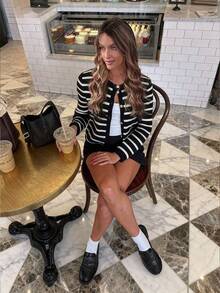 FOR BEAUTY 秋冬圆领长袖撞色条纹针织衫，新款时尚简约金属纽扣开衫，柔软休闲日常穿着，百搭通勤外套针织衫，适合狂欢节、新年、情人节等场合。 - 黑與白 - 查看 3