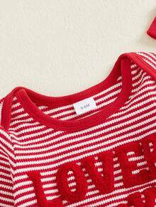Conjunto de bebé niño para el Día de San Valentín con letras y corazones bordados a rayas de manga larga de punto gofre, mono, ropa infantil de primavera, sombrero - Rojo - Ver 3