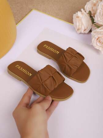 1 par de sandalias de vacaciones para niños de moda, diseño plisado lindo y cómodo, sandalias planas para niños con suela suave