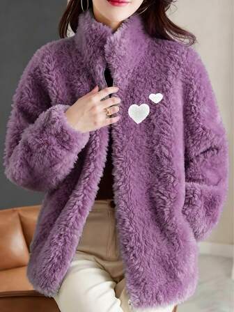 Chaqueta con cremallera y cuello de piel sintética de unicolor con estampado de corazón